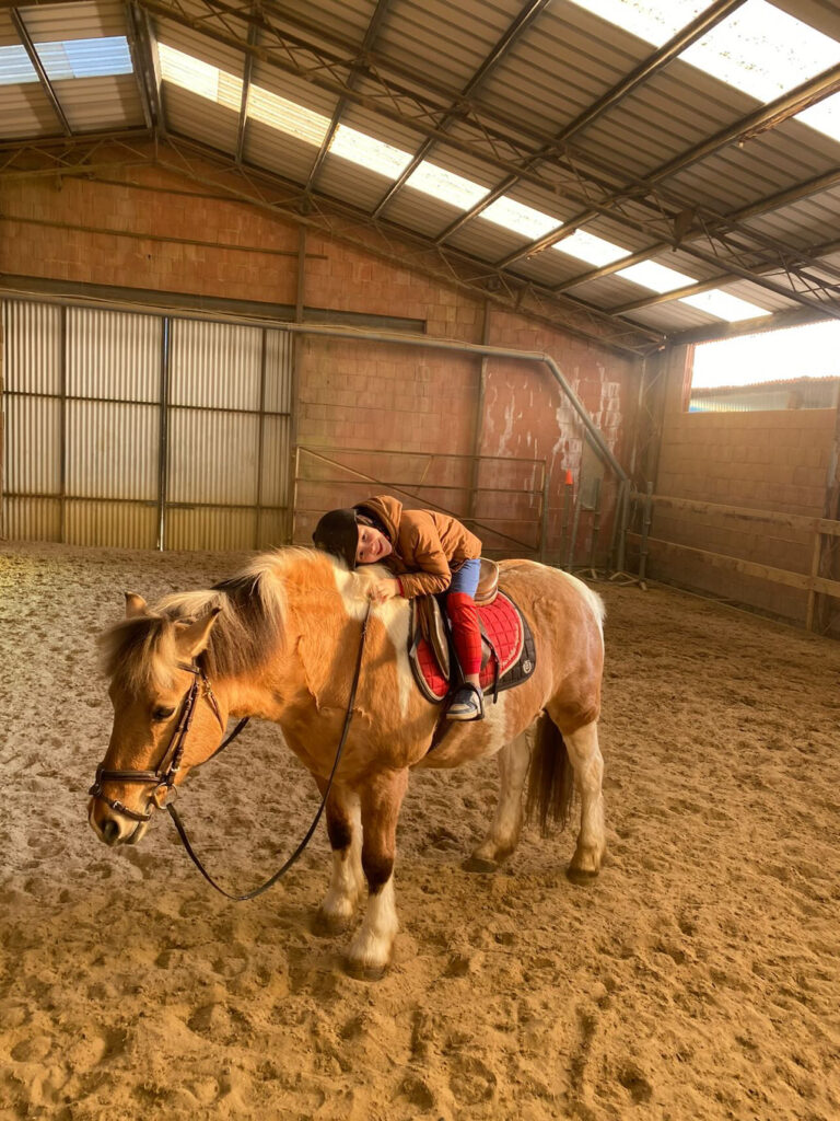 De liefde voor de paarden begint van jongs af aan! Paardrijlessen voor beginners.